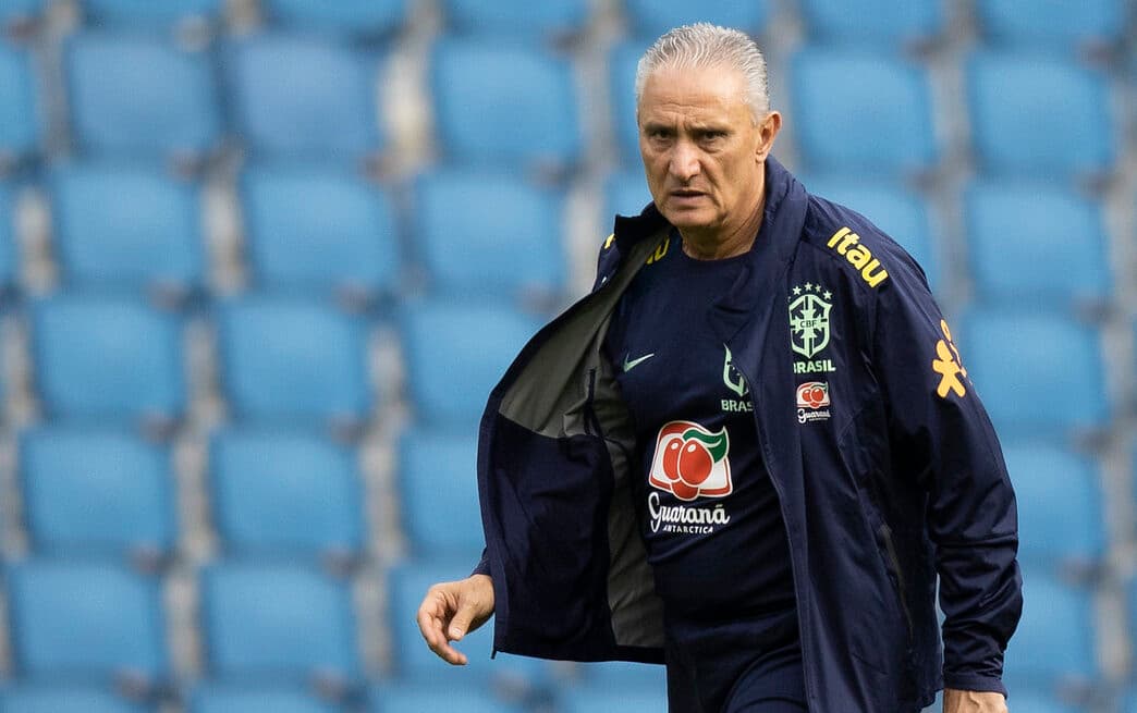 Tite na beira do campo no jogo do Brasil na Copa do Mundo; treinador negocia com Flamengo e recebeu sondagem do Orlando City