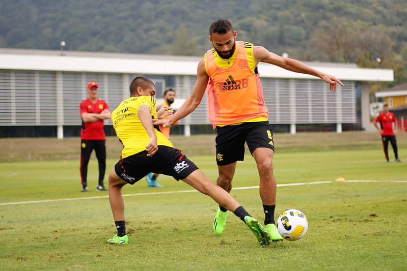 Thiago Maia treinando no Ninho do Urubu