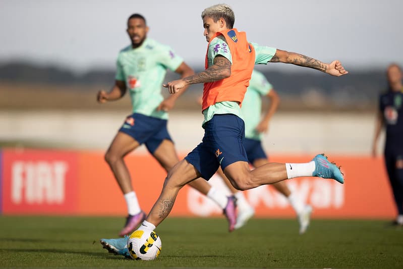 Pedro no treino da Seleção Brasileira na França.
