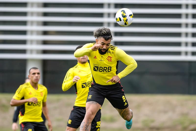 Gabigol cabeceia em treino do Flamengo hoje