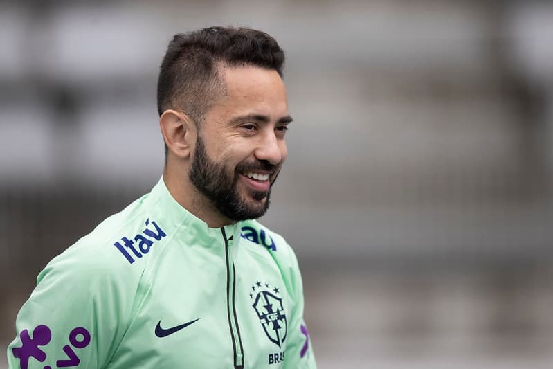 Everton Ribeiro no treino do Brasil antes do jogo contra Tunísia