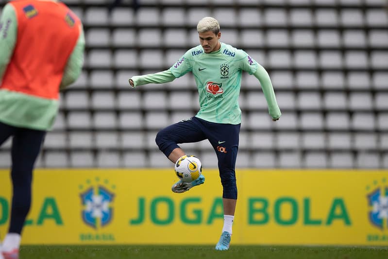 Pedro no treino da Seleção, em Paris.