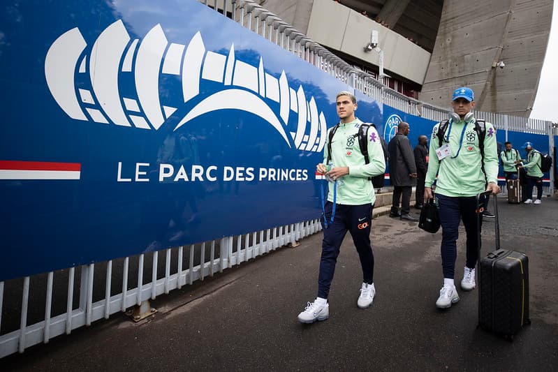 Pedro com a Seleção Brasileira em Paris.