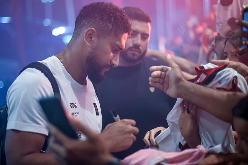 Zagueiro do Flamengo Pablo assina autógrafo para torcedor em Fortaleza