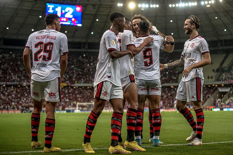 Gabigol comemora gol com companheiros de Flamengo