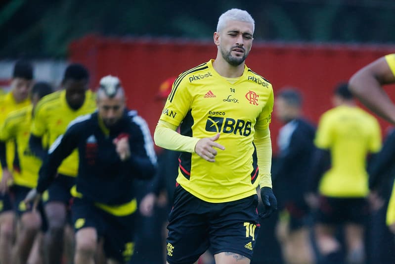 Arrascaeta em treino do Flamengo, de luva
