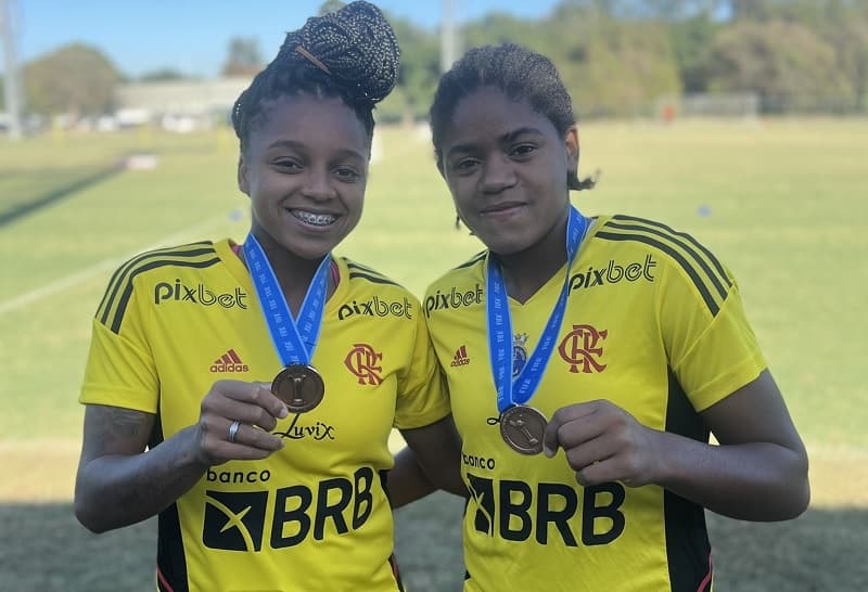 Após conquistarem a medalha de bronze com a Seleção no Mundial Sub-20, as volantes Cris e Kaylaine Júnior se reapresentaram ao Mengão