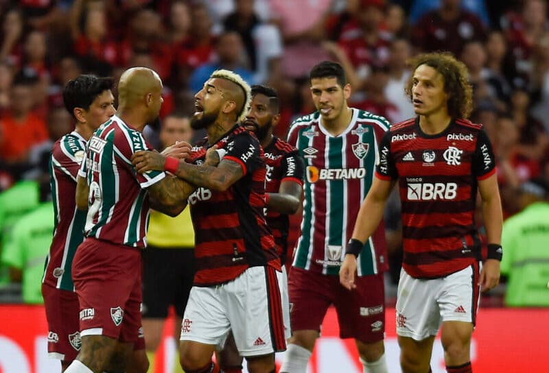 Arturo Vidal tenta apaziguar os ânimos na sua primeira derrota com a camisa do Flamengo