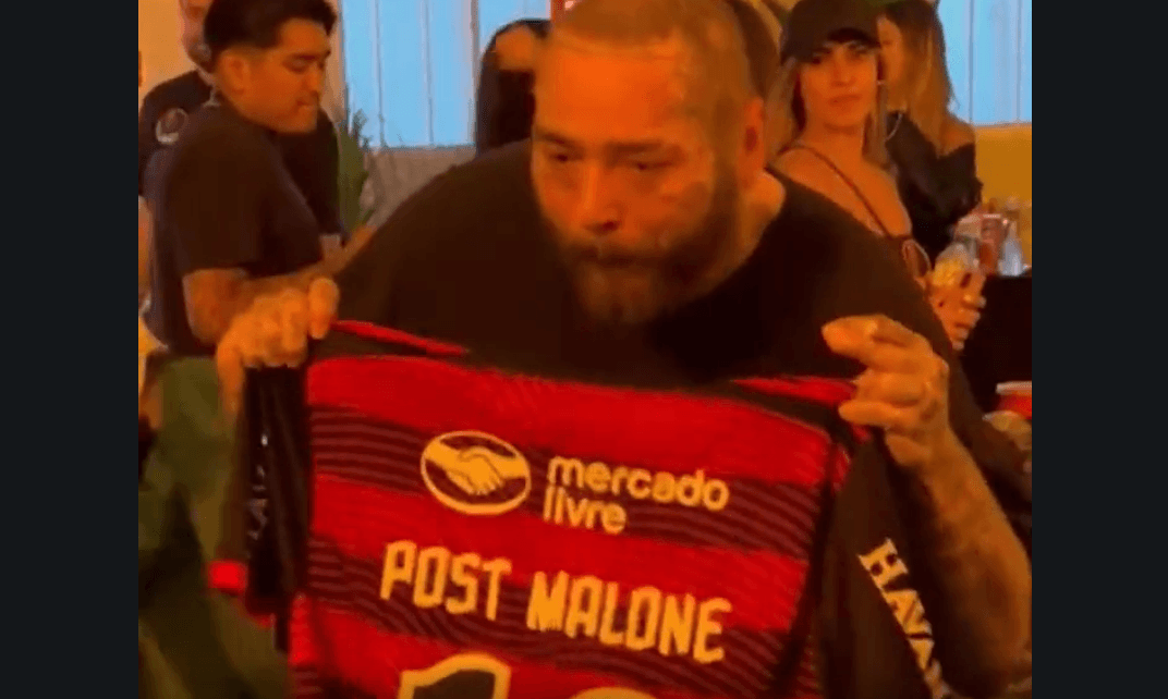 Musico Post Malone posa para foto com camisa do Flamengo