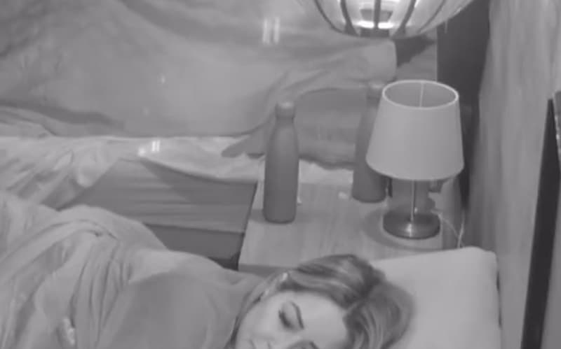 Andre Santos embaixo do Edredon em A Fazenda. Foto: Divulgação / Twitter