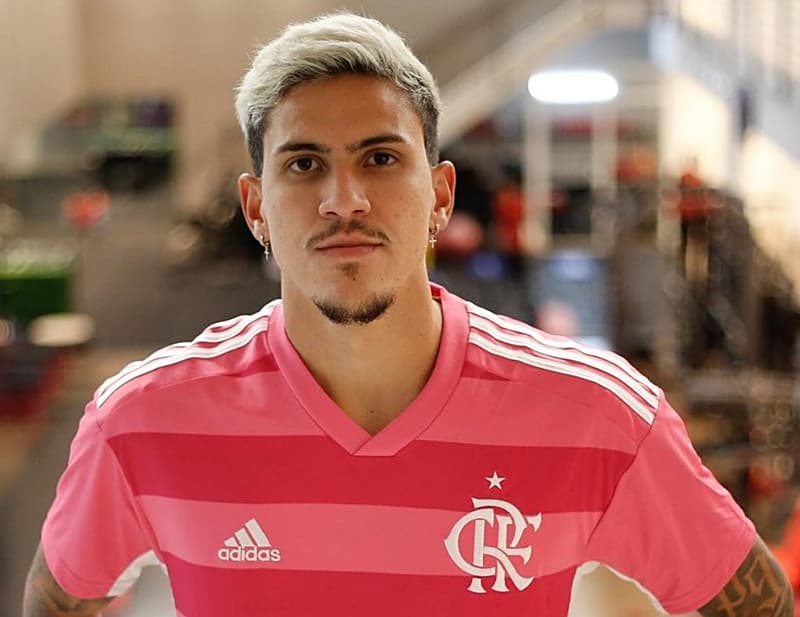 Pedro com o novo manto do Flamengo