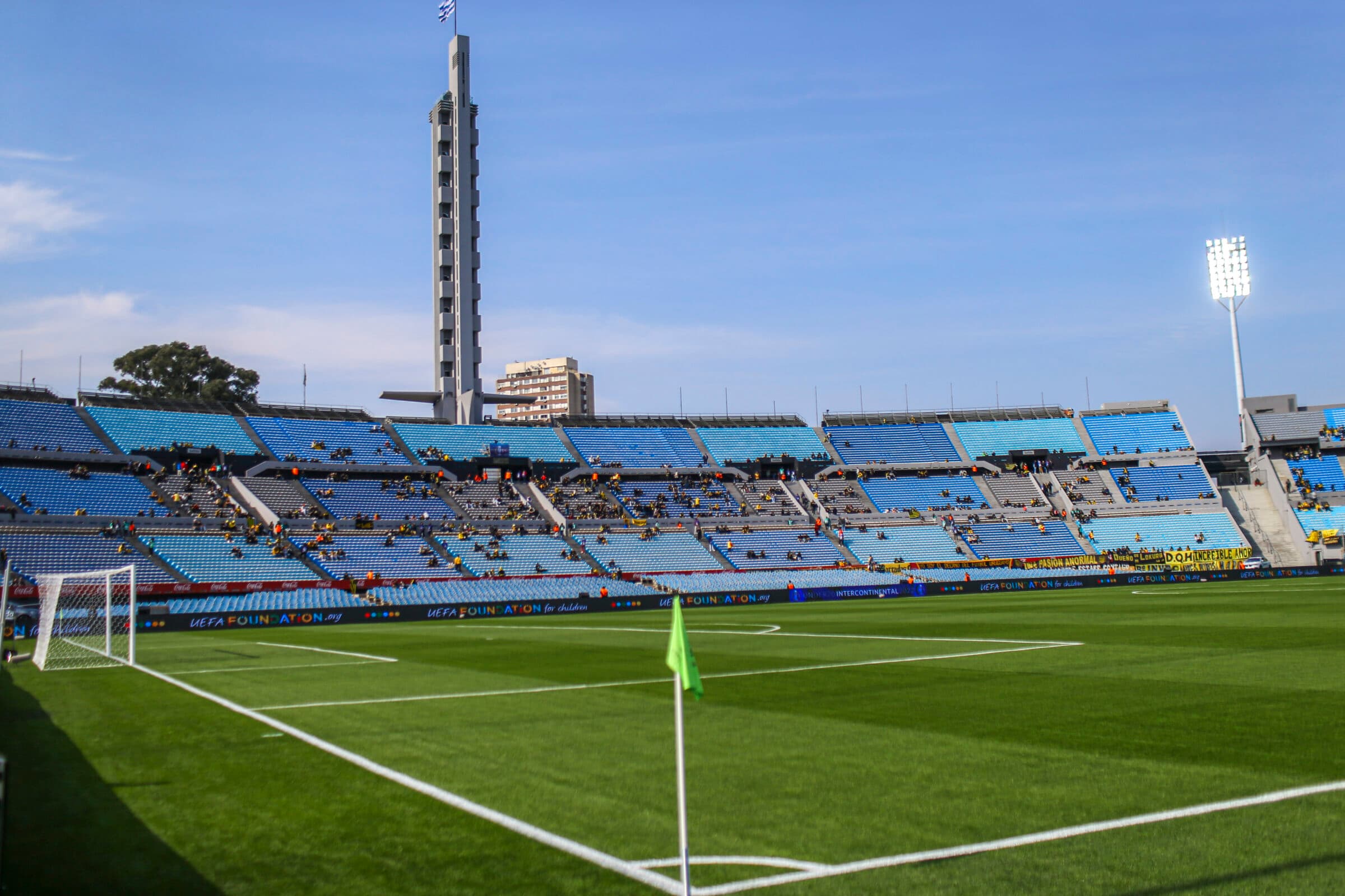 Estádio Centenário de Montevideu pode ser novo palco da final da Libertadores entre disputada entre Flamengo e Athletico-PR