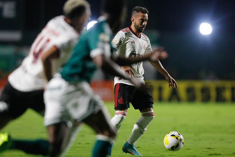 Everton Ribeiro tenta furar o forte bloqueio do Goiás