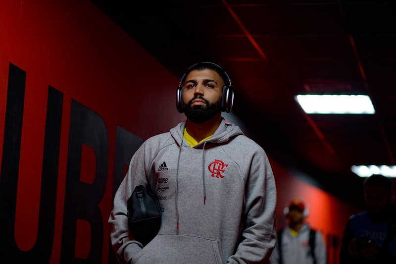 Gabigol doa camisa para leilão da ONG Última Chance, em São Gonçalo