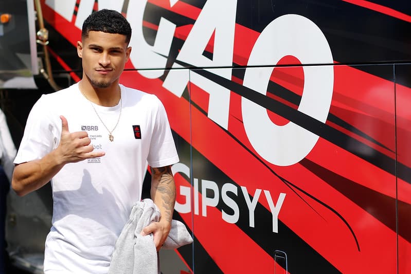 João Gomes em embarque pelo Flamengo; John Textor foi ao Ninho do Urubu para convencer o jogador a jogar no Lyon