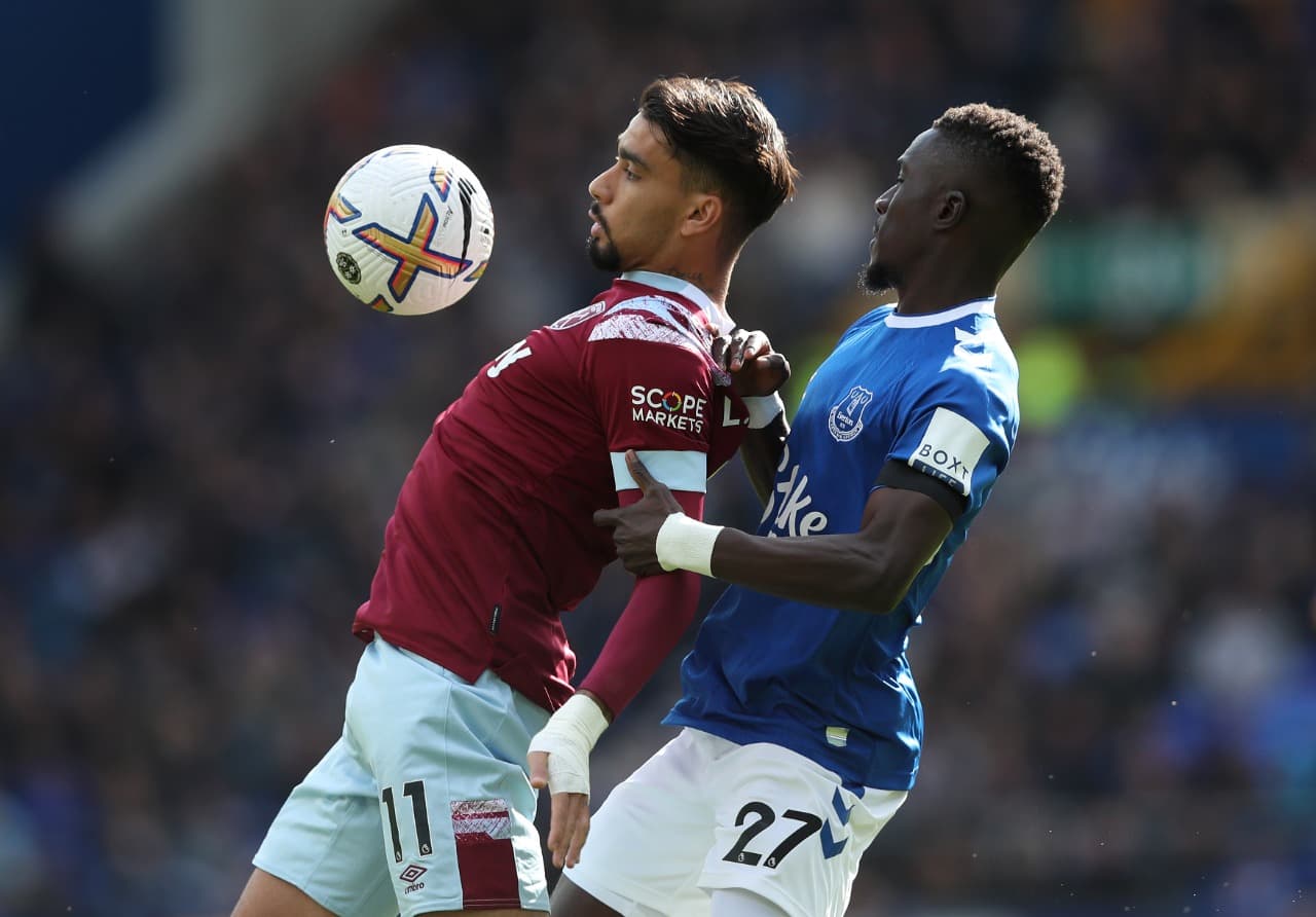 Lucas Paqueta do West Ham United disputa bola com Idrissa Gueye do Everton