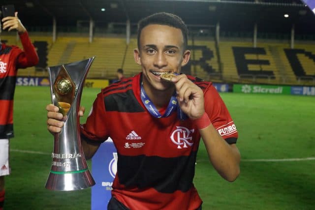 Matheus Gonçalves pelo sub-17 do Flamengo