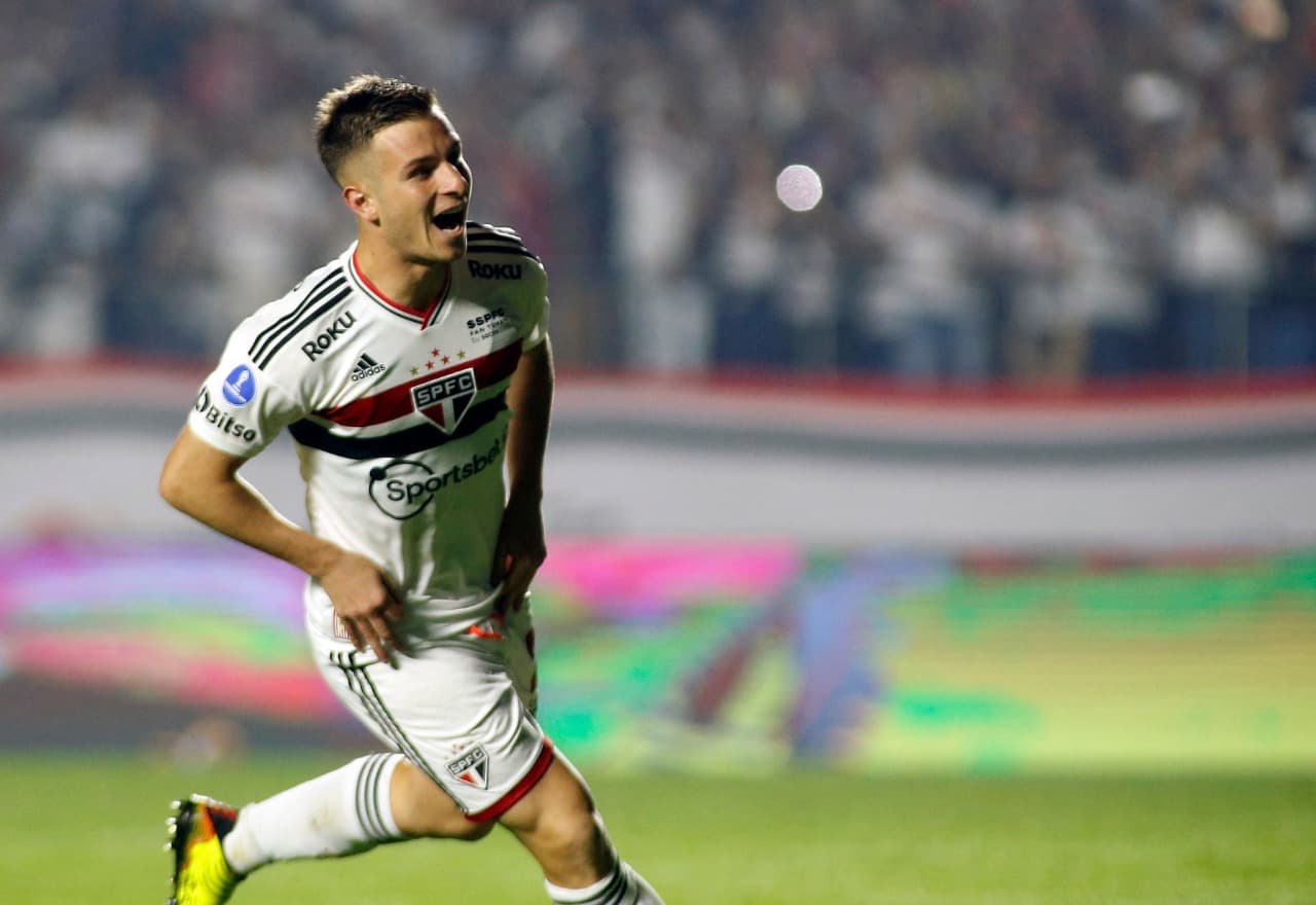 O meia argentino Giuliano Galoppo, do São Paulo, comemora após marcar o pênalti que derrotou o Atlético Goianiense nos pênaltis da partida de volta da semifinal da Copa Sul-Americana