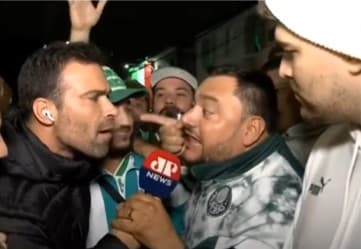 Pilhado é acusado de ser Flamengo e discute com torcedores do Palmeiras