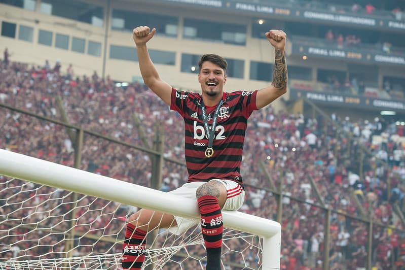 Thuler comemorando o título da Libertadores 2019 com o Flamengo; jogador foi anunciado como contratação pelo clube japonês Vissel Kobe, que pode levar também Hugo Souza