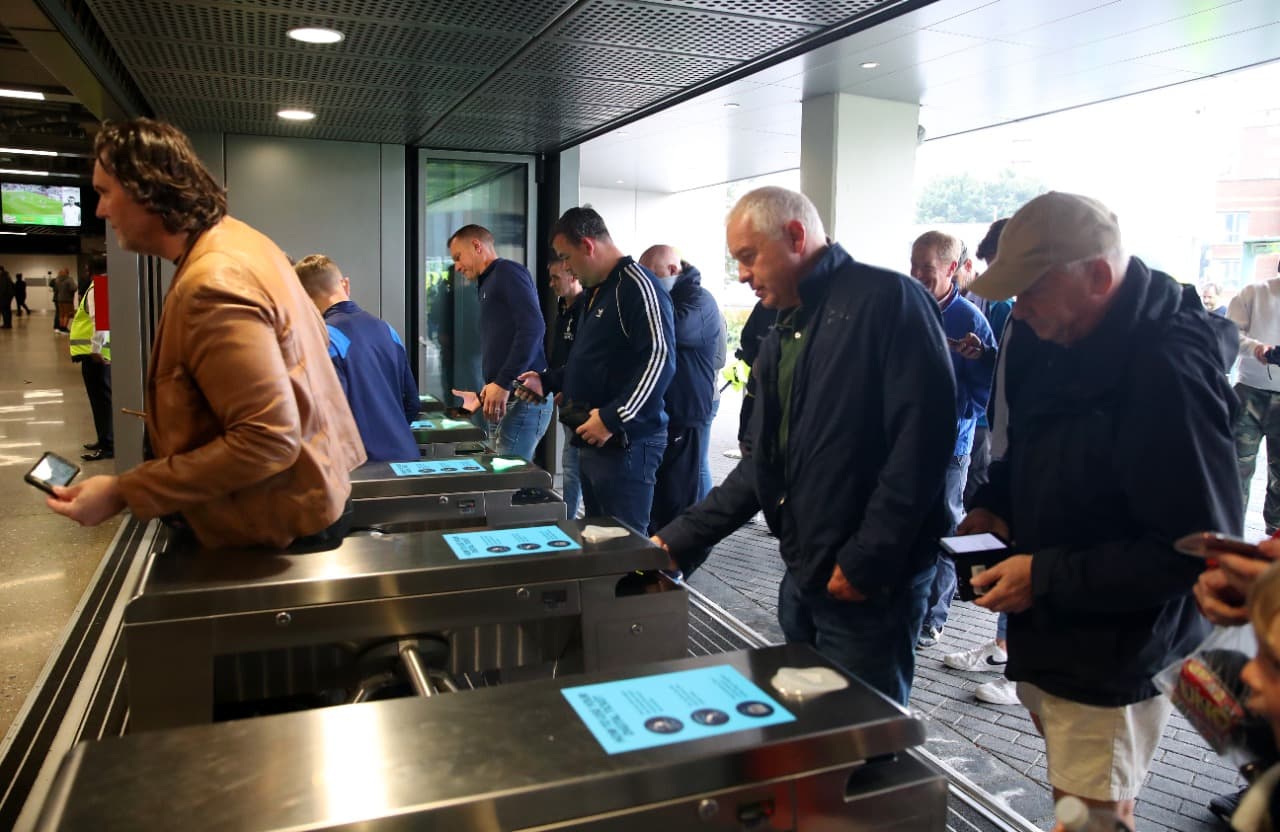 Torcedores chegam ao estádio do Tottenham usando ingressos digitais