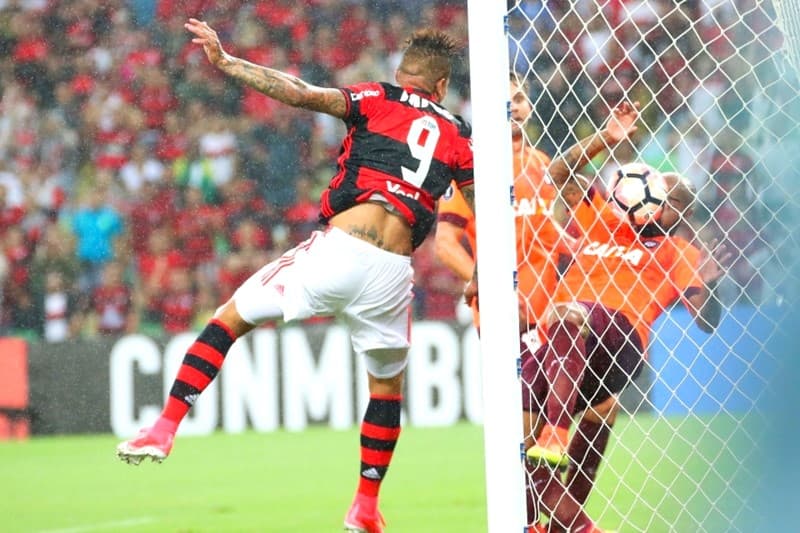 Paolo Guerrero marca em Flamengo x Athletico-PR na Libertadores