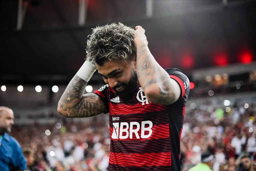 Gabigol com as mãos na cabeça enquanto usa camisa do Flamengo