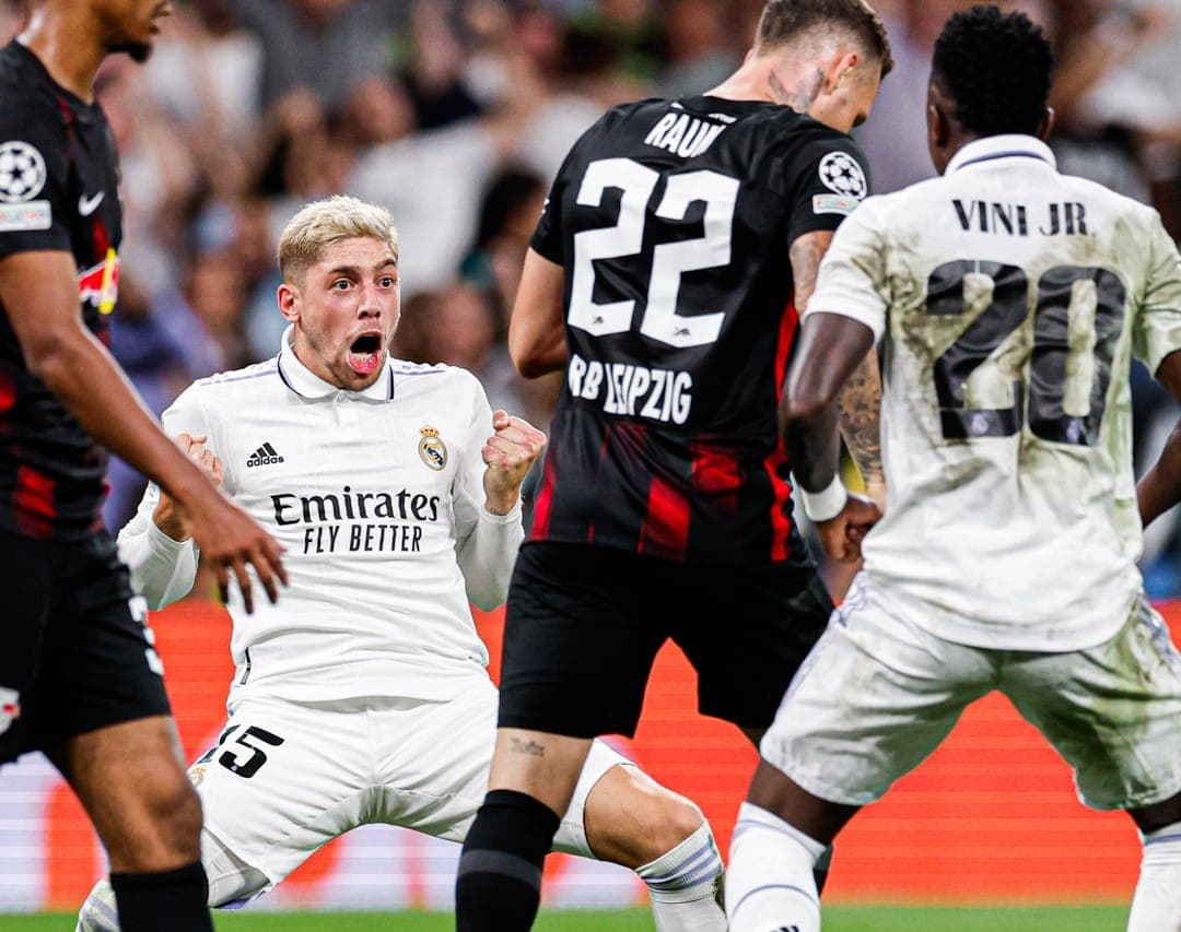 Valverde e Vinícius Júnior comemoram gol do Real Madrid na Champions League