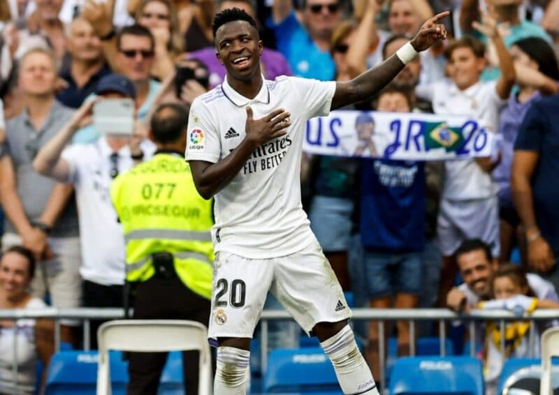 Vinícius Júnior comemora com a camisa do Real Madrid