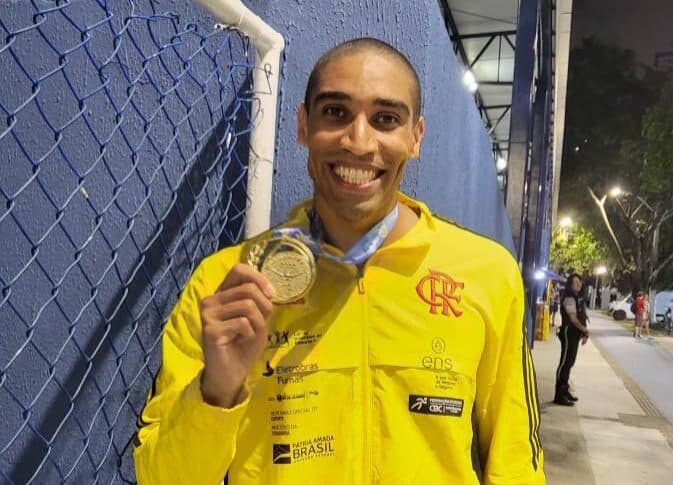 Felipe Messias, nadador do Flamengo, mostrando medalha de ouro