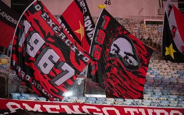 Bandeiras de uma das maiores Torcidas Organizadas do Flamengo nas arquibancas do Maracanaã