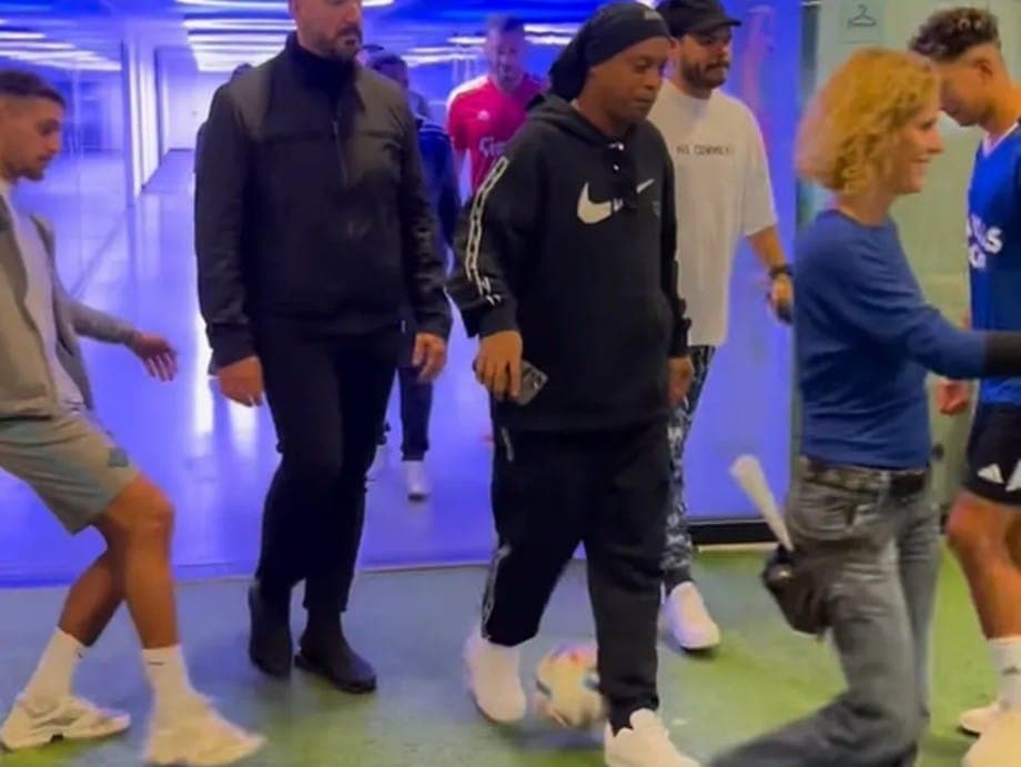 Ex-Flamengo, Ronaldinho Gaúcho se irrita com caneta