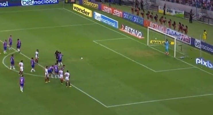 Gabigol se prepara para bater o pênalti pelo Flamengo