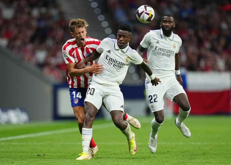Vinícius Júnior no clássico entre Real Madrid e Atlético de Madrid