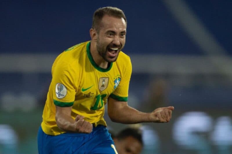 Everton Ribeiro, do Flamengo, com a camisa da Seleção Brasileira