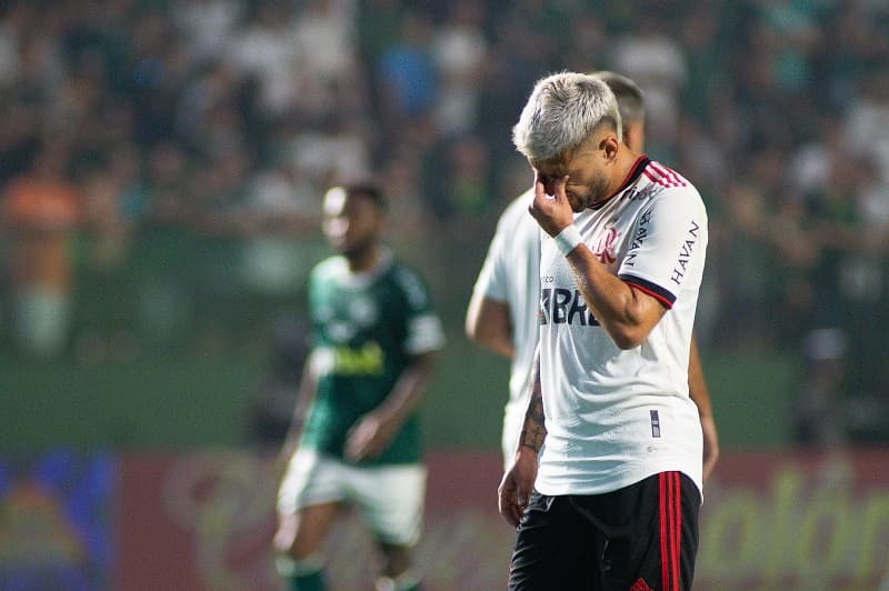 Arrascaeta lamentando chance perdida em jogo do Flamengo contra o Goiás