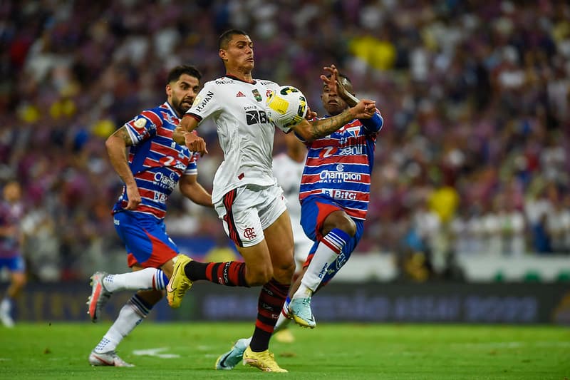 Confira em detalhes como o jovem centroavante Mateusão fez sua estreia atuando pelo Flamengo, na derrota contra o Fortaleza pelo Brasileirão