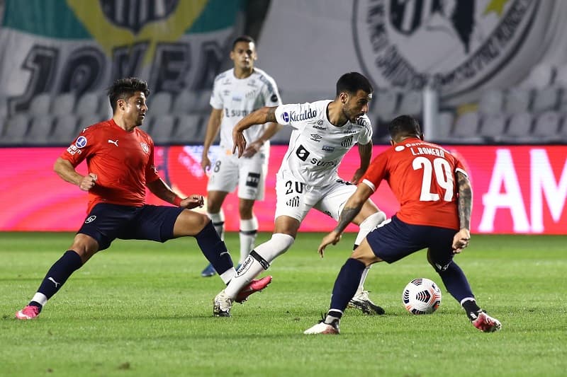 Guilherme Camacho, cria do Flamengo, renovou seu contrato com o Santos