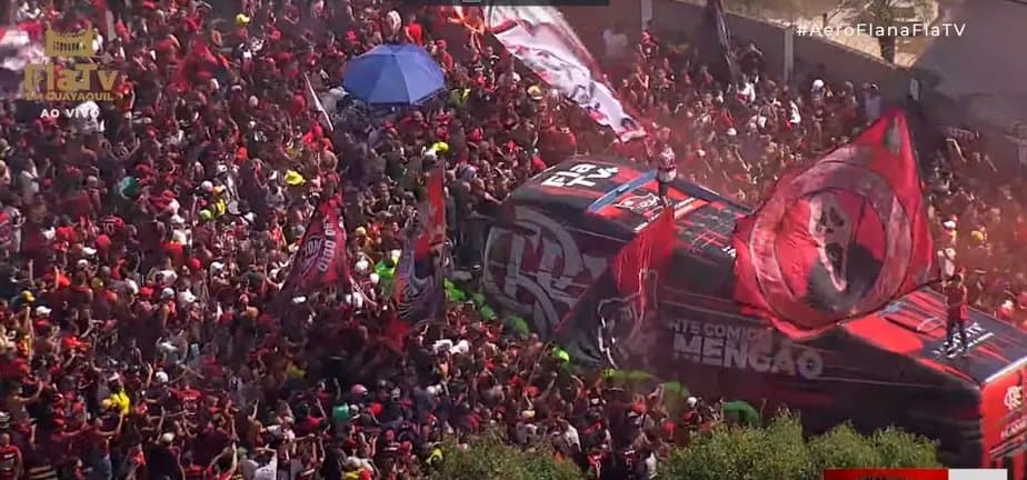 Ônibus do Flamengo chega ao aeroporto com festa para embarcar pra Guayaquil