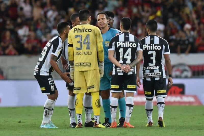 Santos reclama com arbitragem por polêmica com Flamengo