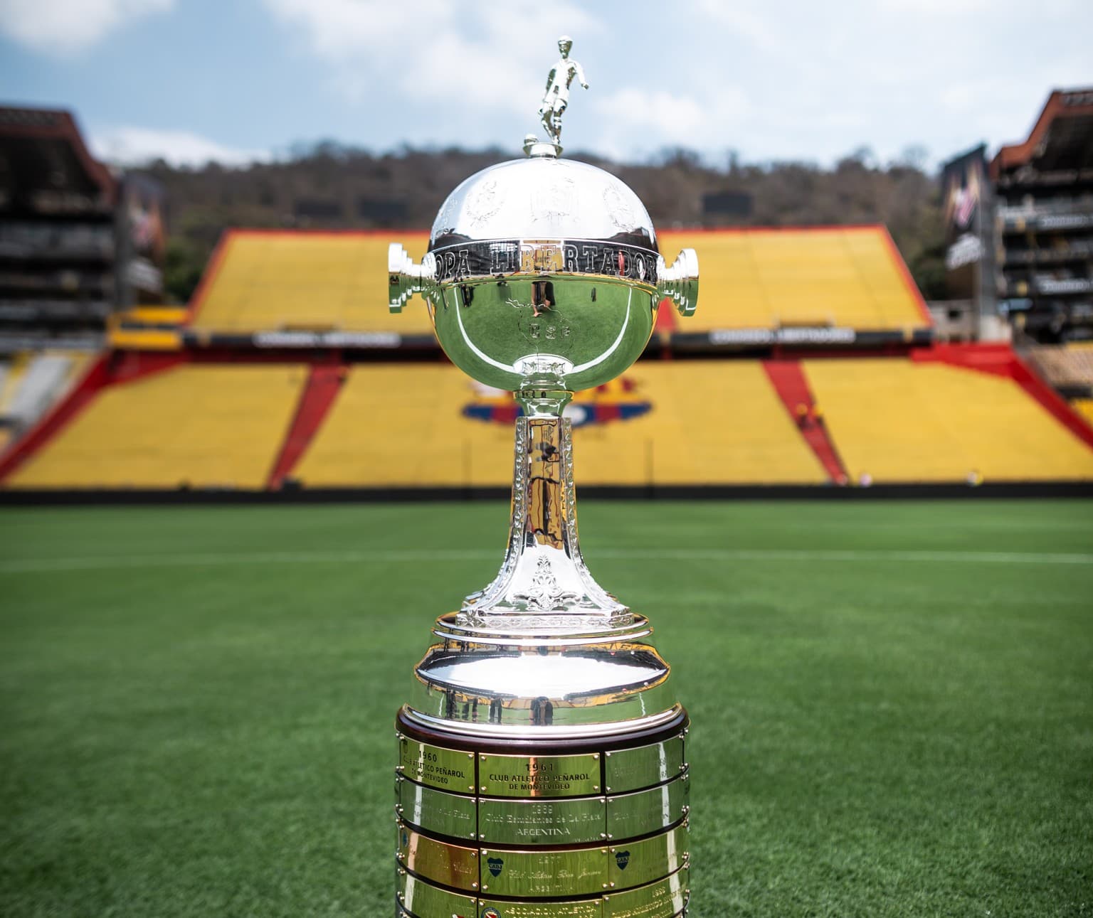 Taça da Libertadores no Estádio Isidro Romero Carbo, palco da final entre Flamengo e Athletico