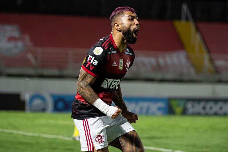 Gabigol comemorando gol do Flamengo contra o Red Bull Bragantino
