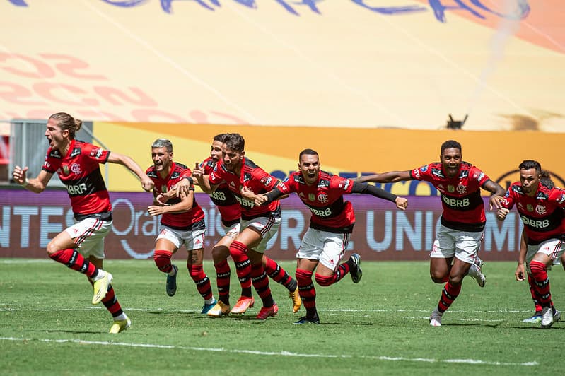 Jogadores do Flamengo comemoram vitória nos pênaltis na Supercopa do Brasil 2021