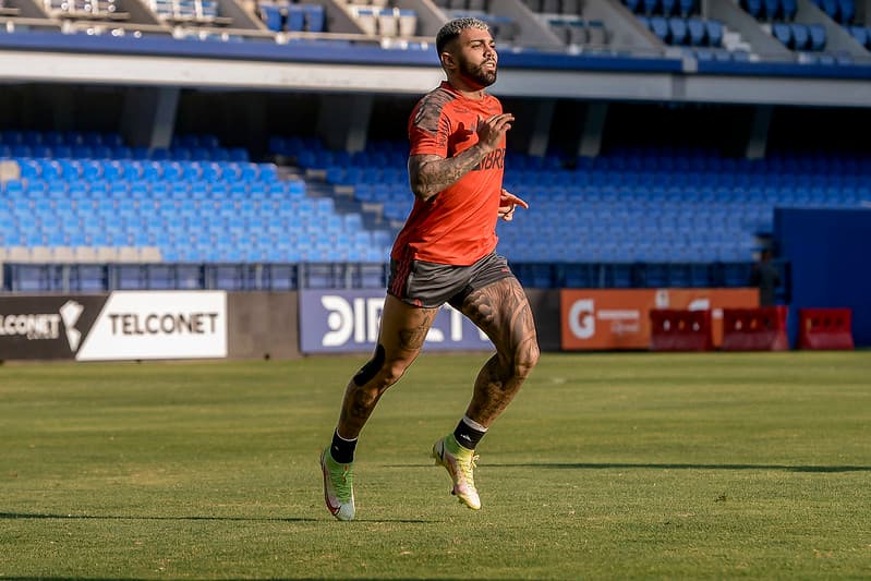 Gabigol em treino do Flamengo no estádio do Emelec