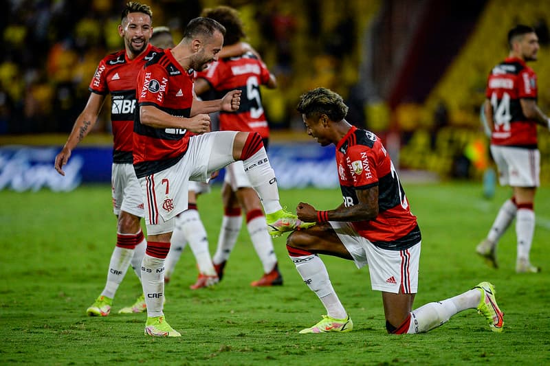 Bruno Henrique e Everton Ribeiro comemoram gol no Estádio Monumental de Guayaquil, palco da final da Libertadores 2022 entre Flamengo e Athletico
