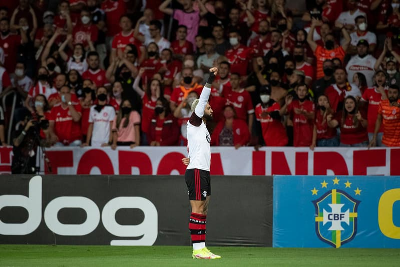 Gabigol comemora gol do Flamengo em homenagem ao Dia da Consciência Negra
