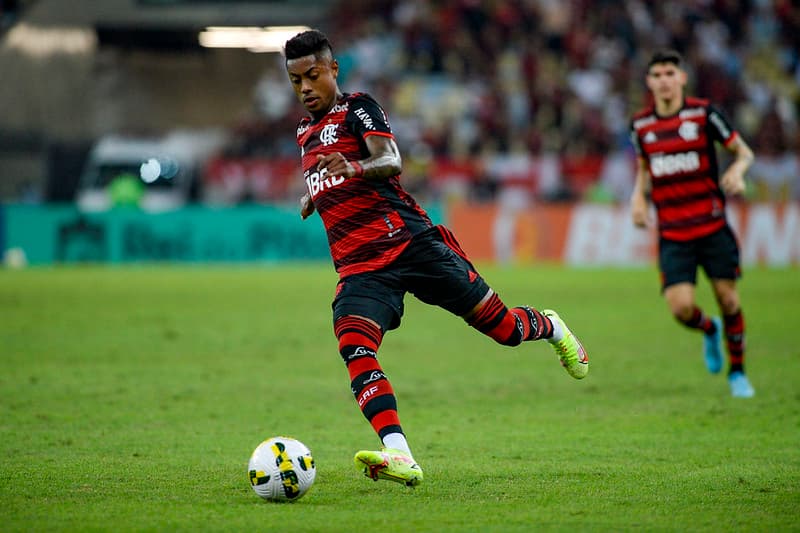 Bruno Henrique em campo com a camisa do Flamengo; jogador completa oito meses da lesão mais grave da carreira sem prazo para retorno