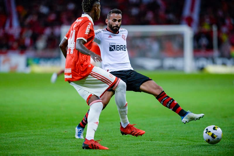 Thiago Maia do Flamengo contra o Internacional no Beira Rio