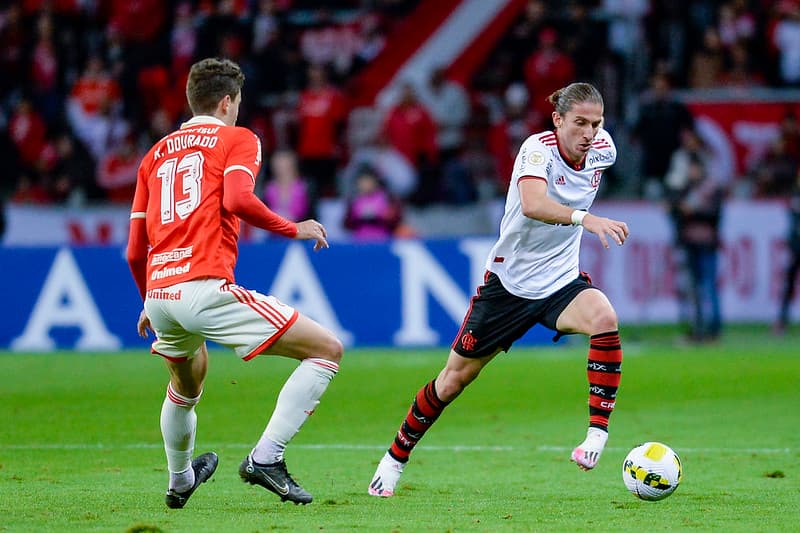 Filipe Luís driblando no jogo Flamengo e Internacional