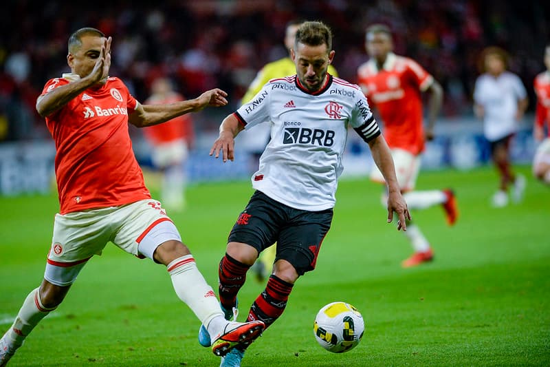 Everton Ribeiro em jogo do Flamengo contra o Internacional pelo Brasileirão;